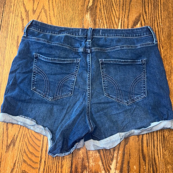 Hollister Women’s High-Rise Curvy 3” Short - Picture 2 of 2